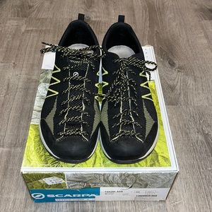 SCARPA MEN’S IGUANA APPROACH SHOES 
SIZE: 44EU 10.5 US | COLOR: LIME REPTILIA